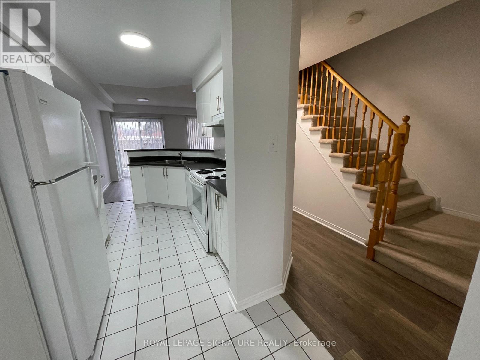 28 - 689 Four Winds Way, Mississauga, Ontario  L5R 4C5 - Photo 3 - W12564402