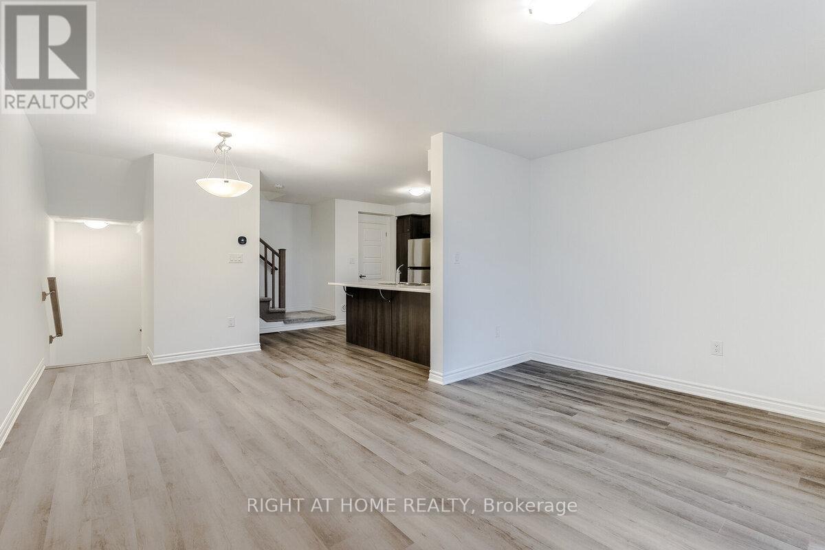 578 Bellflower Court, Milton, Ontario  L9E 1W4 - Photo 10 - W12564490