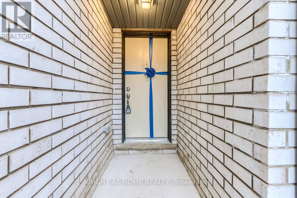 578 Bellflower Court, Milton, Ontario  L9E 1W4 - Photo 3 - W12564490