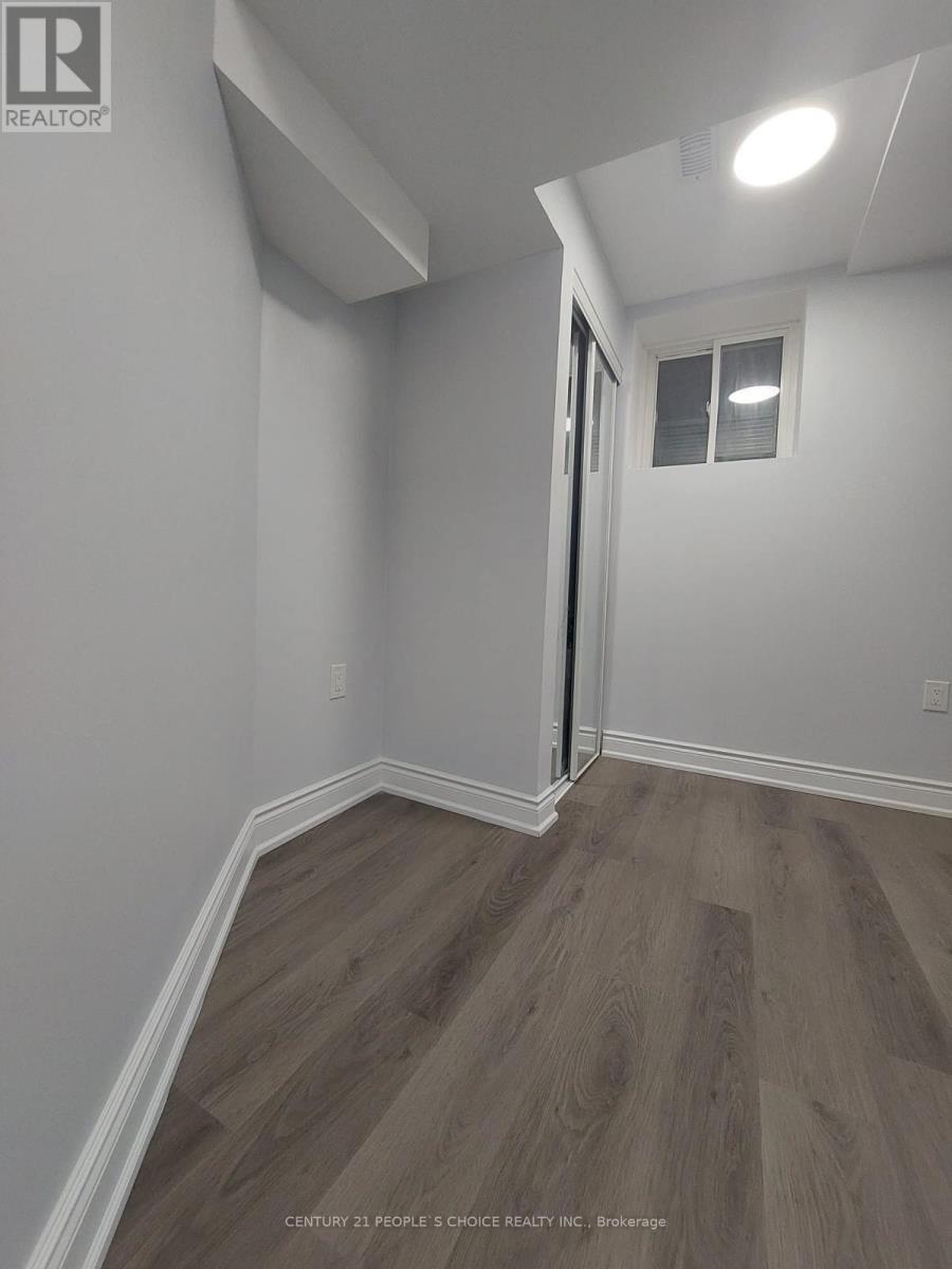 1271 Prestonwood Crescent, Mississauga, Ontario  L5V 2Y9 - Photo 2 - W12564526