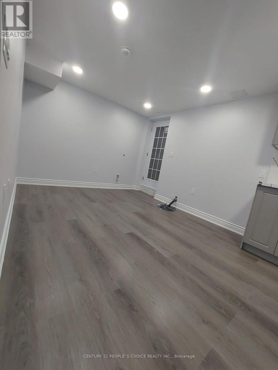 1271 Prestonwood Crescent, Mississauga, Ontario  L5V 2Y9 - Photo 3 - W12564526