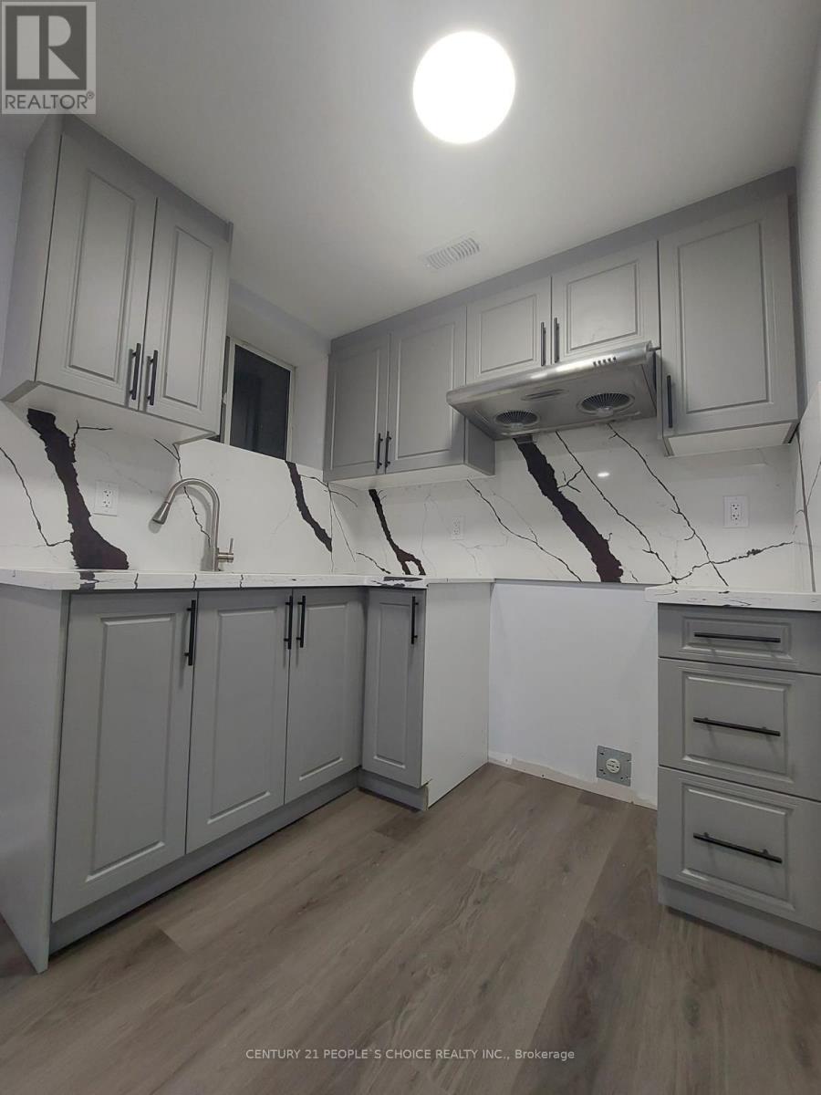 1271 Prestonwood Crescent, Mississauga, Ontario  L5V 2Y9 - Photo 4 - W12564526