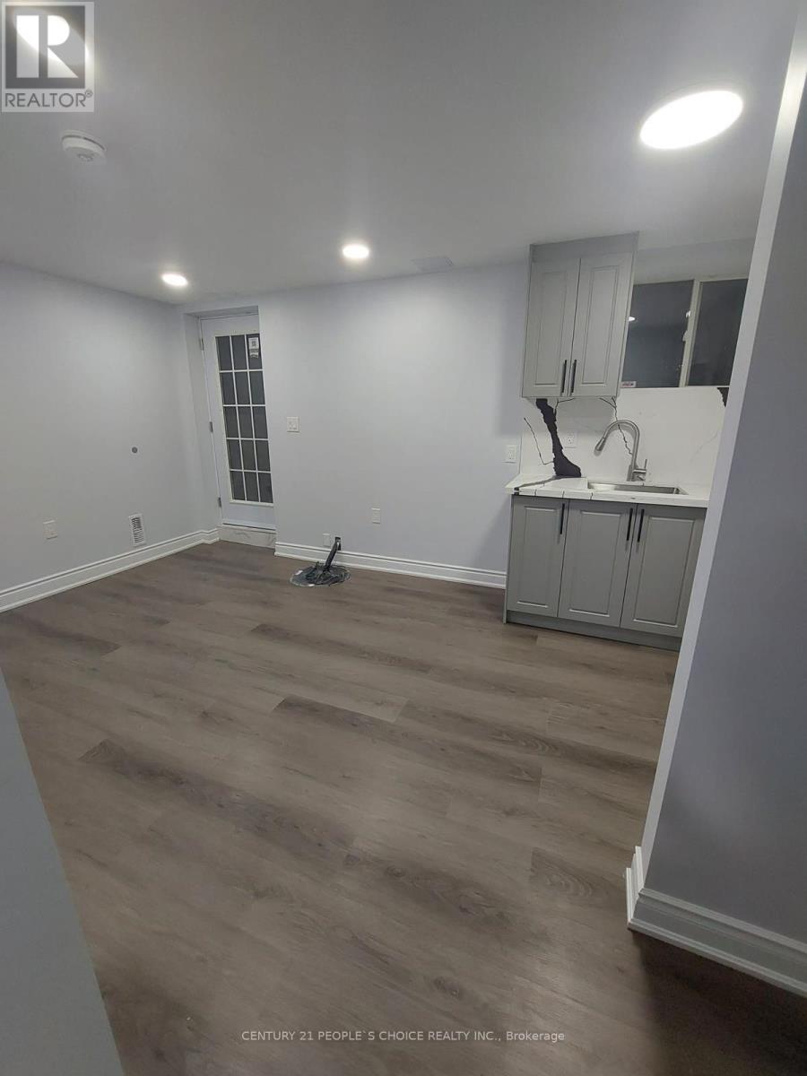 1271 Prestonwood Crescent, Mississauga, Ontario  L5V 2Y9 - Photo 9 - W12564526