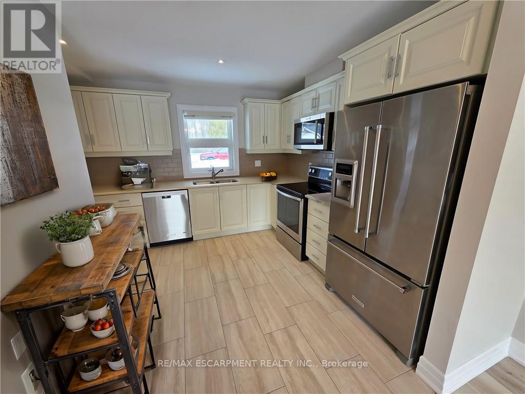 47 Szollosy Circle, Hamilton, Ontario  L9B 1T8 - Photo 3 - X12564528