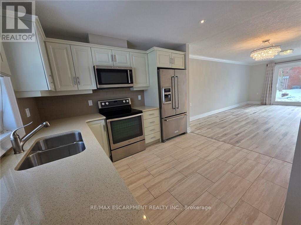 47 Szollosy Circle, Hamilton, Ontario  L9B 1T8 - Photo 5 - X12564528