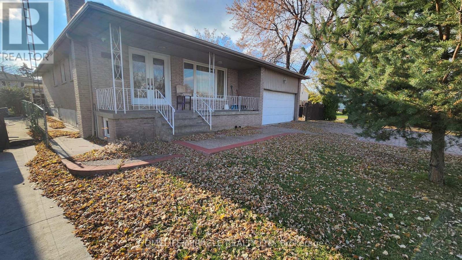 7270 Mohican Court, Mississauga, Ontario  L4T 2J9 - Photo 6 - W12552844