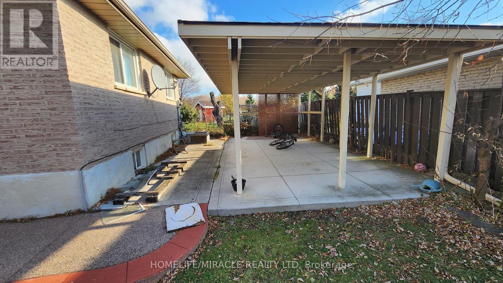 7270 Mohican Court, Mississauga, Ontario  L4T 2J9 - Photo 2 - W12552844