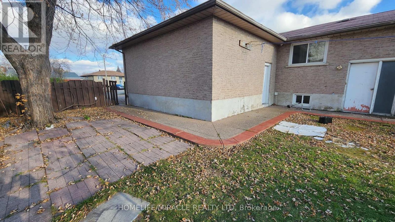 7270 Mohican Court, Mississauga, Ontario  L4T 2J9 - Photo 3 - W12552844