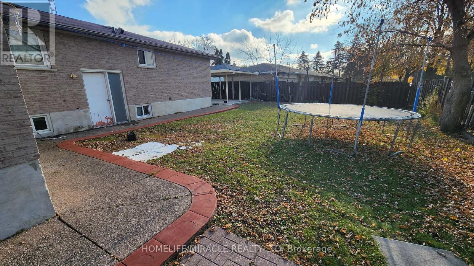 7270 Mohican Court, Mississauga, Ontario  L4T 2J9 - Photo 4 - W12552844