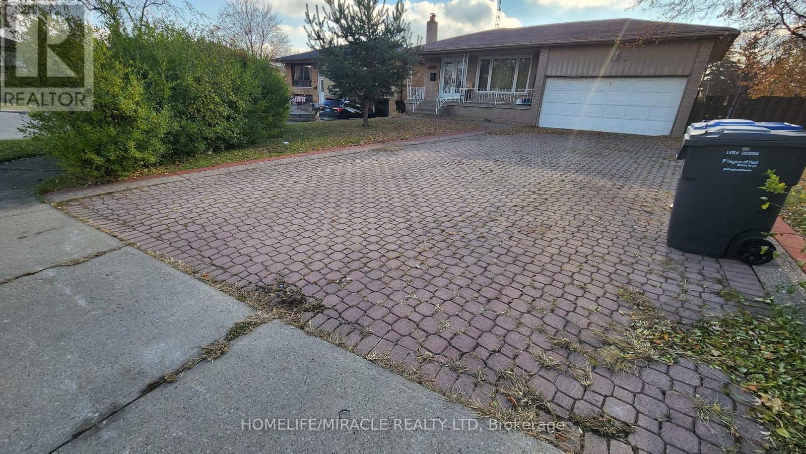 7270 Mohican Court, Mississauga, Ontario  L4T 2J9 - Photo 5 - W12552844