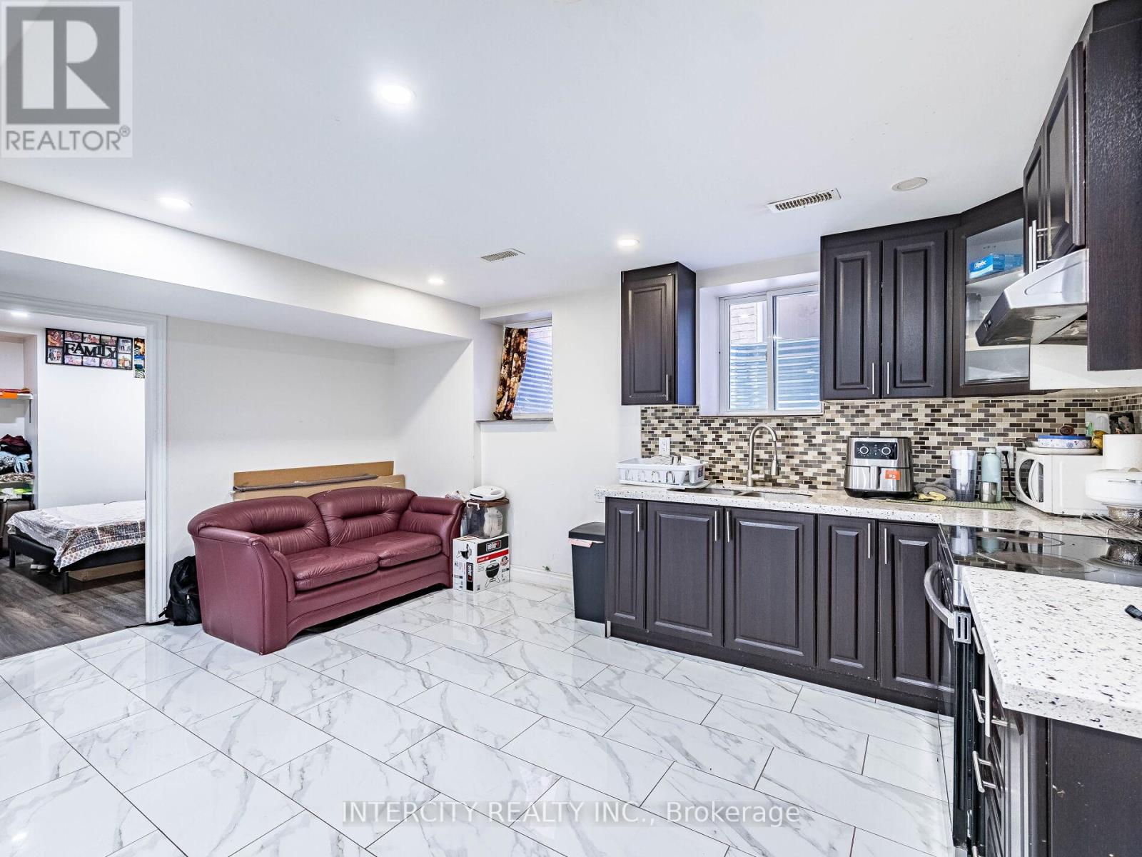 27 Exton Road, Brampton, Ontario  L6X 5M8 - Photo 36 - W12564540