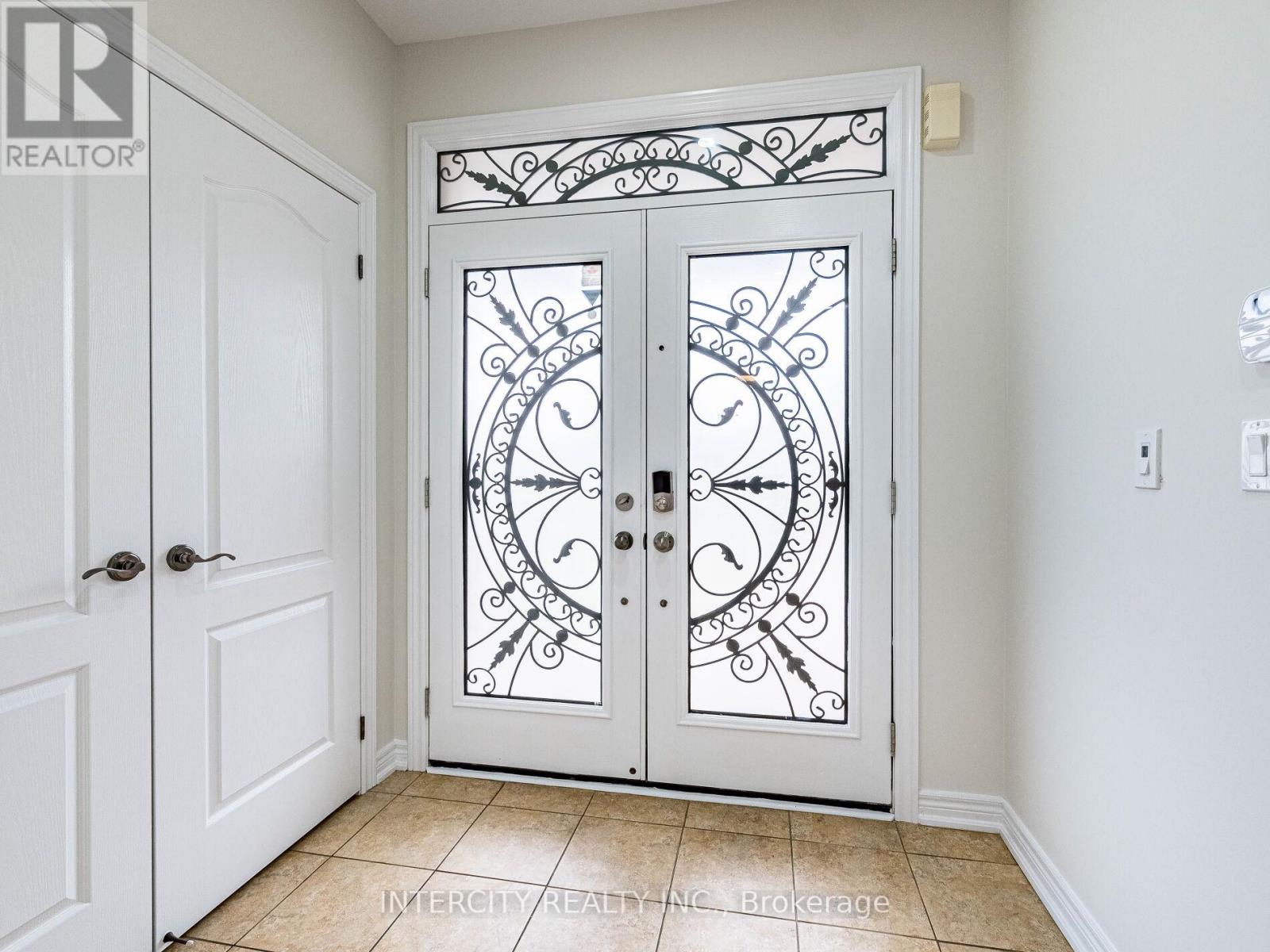 27 Exton Road, Brampton, Ontario  L6X 5M8 - Photo 4 - W12564540