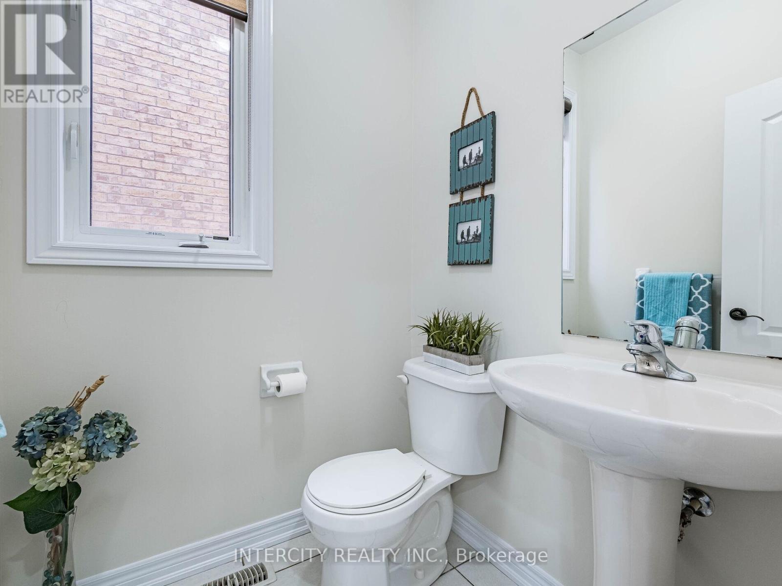 27 Exton Road, Brampton, Ontario  L6X 5M8 - Photo 5 - W12564540