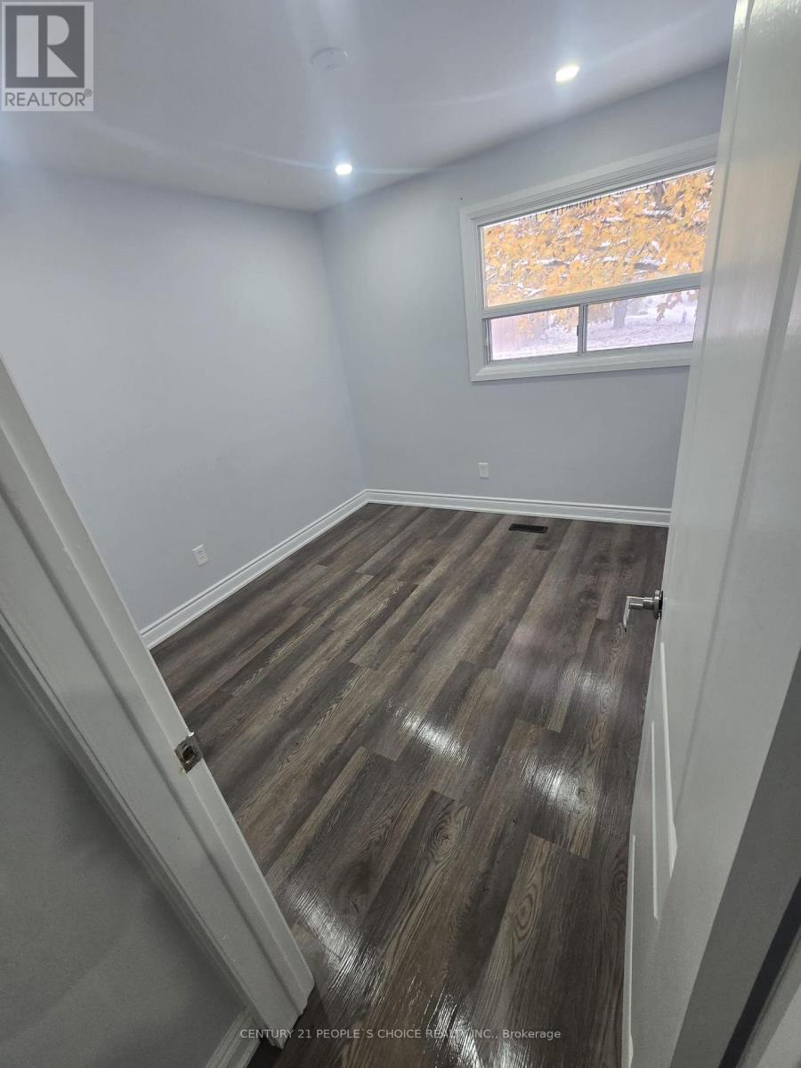 Upper - 21 Moore Street, Brampton, Ontario  L6X 1V2 - Photo 3 - W12564562