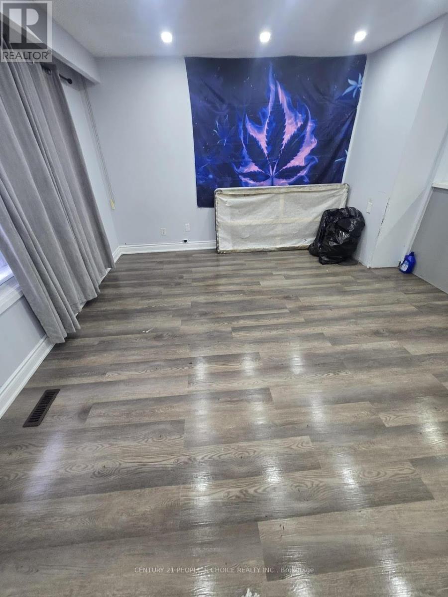 Upper - 21 Moore Street, Brampton, Ontario  L6X 1V2 - Photo 5 - W12564562