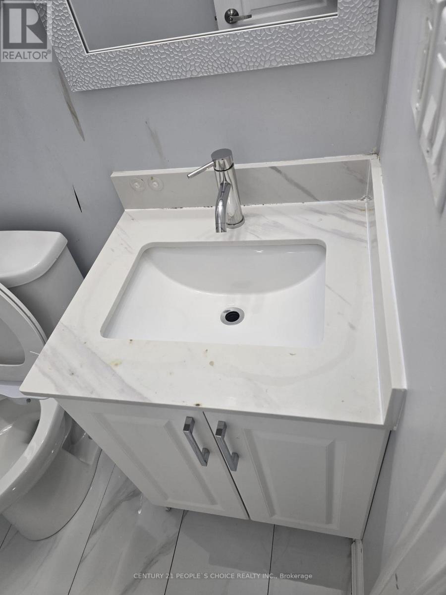 Upper - 21 Moore Street, Brampton, Ontario  L6X 1V2 - Photo 6 - W12564562