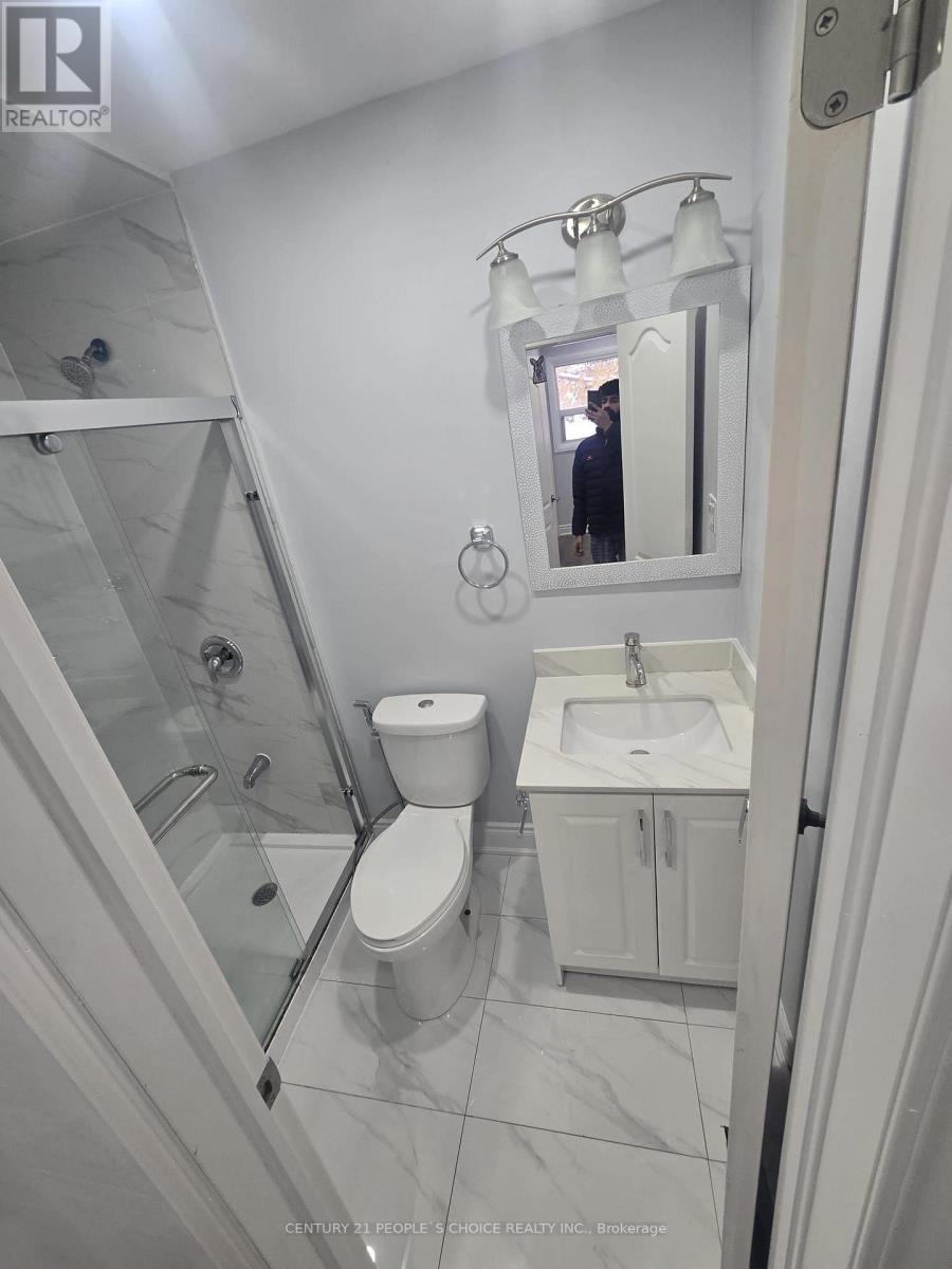 Upper - 21 Moore Street, Brampton, Ontario  L6X 1V2 - Photo 8 - W12564562