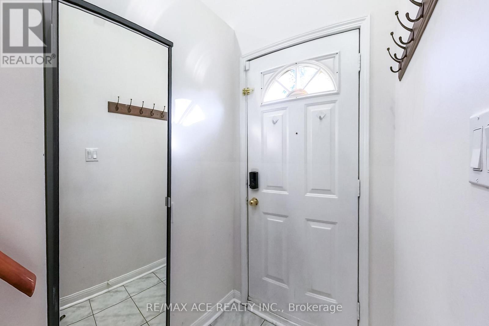 22 - 1525 South Parade Court, Mississauga, Ontario  L5M 6E9 - Photo 5 - W12564568