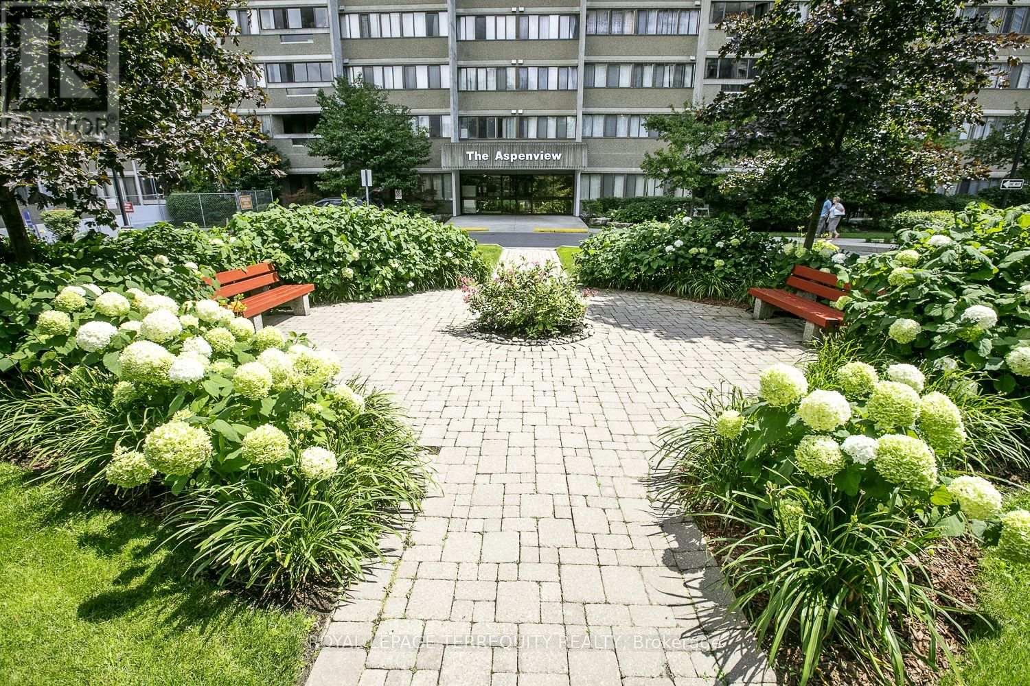 604 - 50 Elm Drive E, Mississauga, Ontario  L5A 3X2 - Photo 3 - W12564580