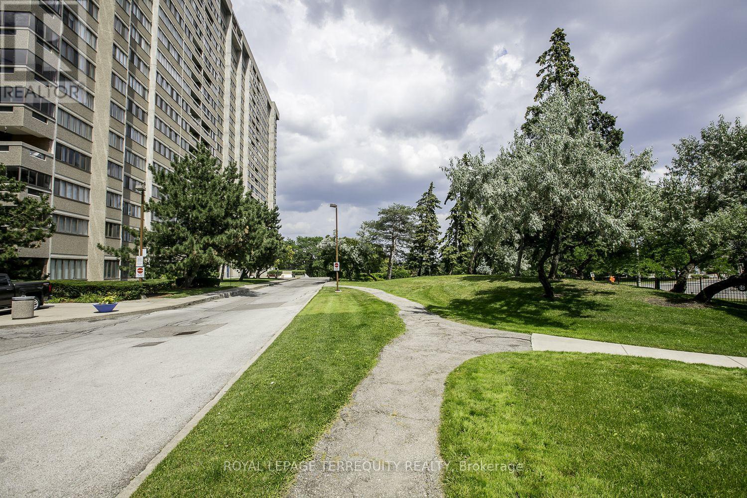 604 - 50 Elm Drive E, Mississauga, Ontario  L5A 3X2 - Photo 4 - W12564580