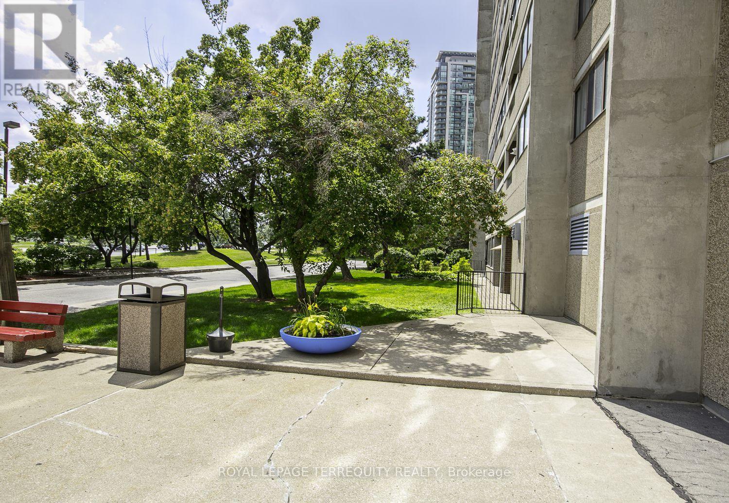 604 - 50 Elm Drive E, Mississauga, Ontario  L5A 3X2 - Photo 5 - W12564580