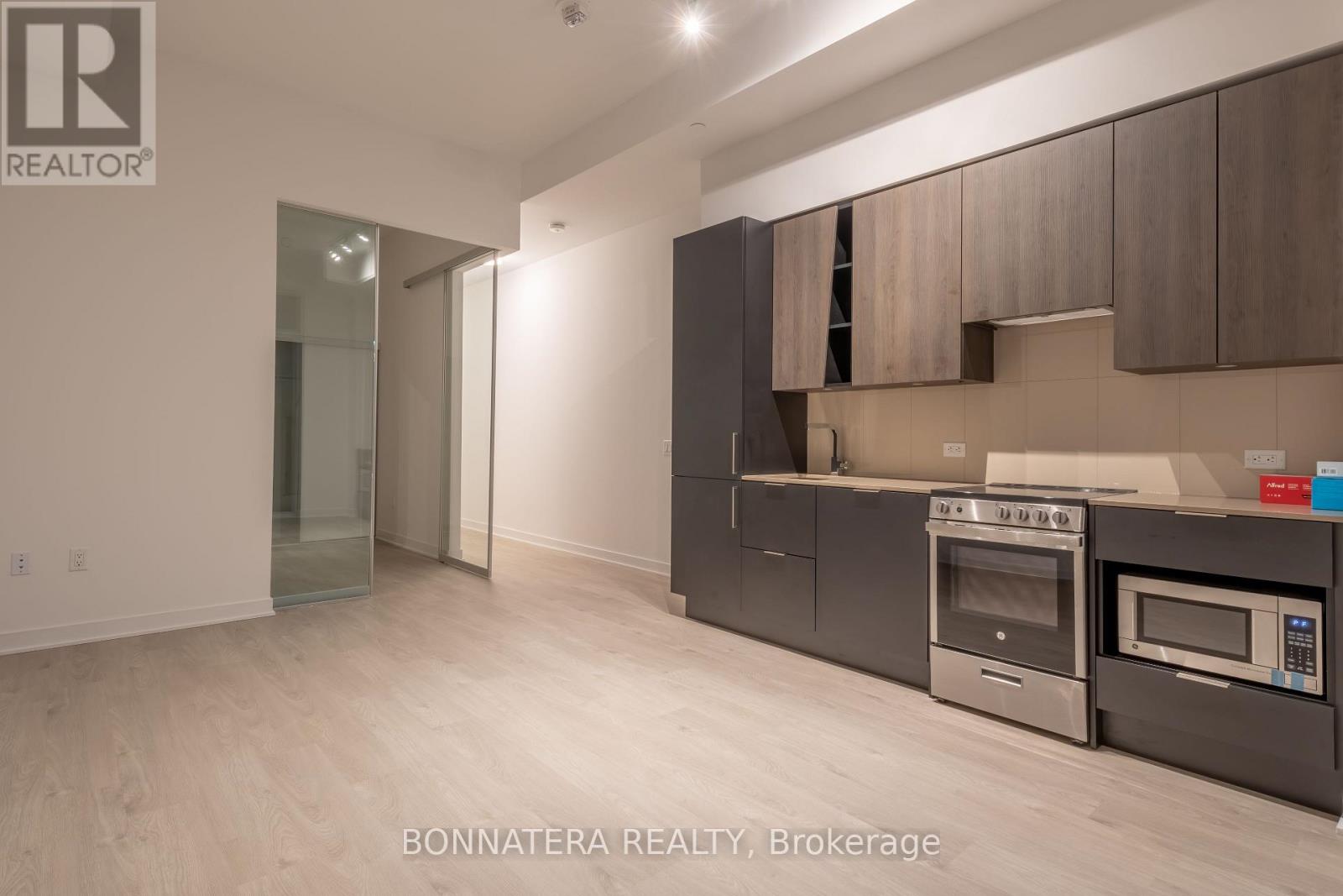 320 - 3900 Confederation Parkway, Mississauga, Ontario  L5B 0M3 - Photo 2 - W12564594