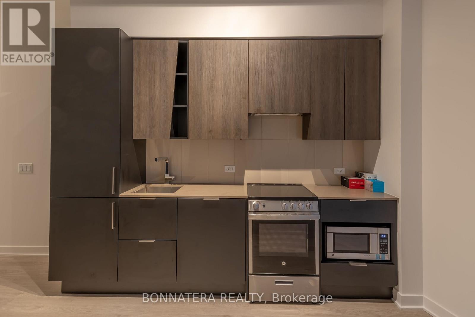 320 - 3900 Confederation Parkway, Mississauga, Ontario  L5B 0M3 - Photo 3 - W12564594