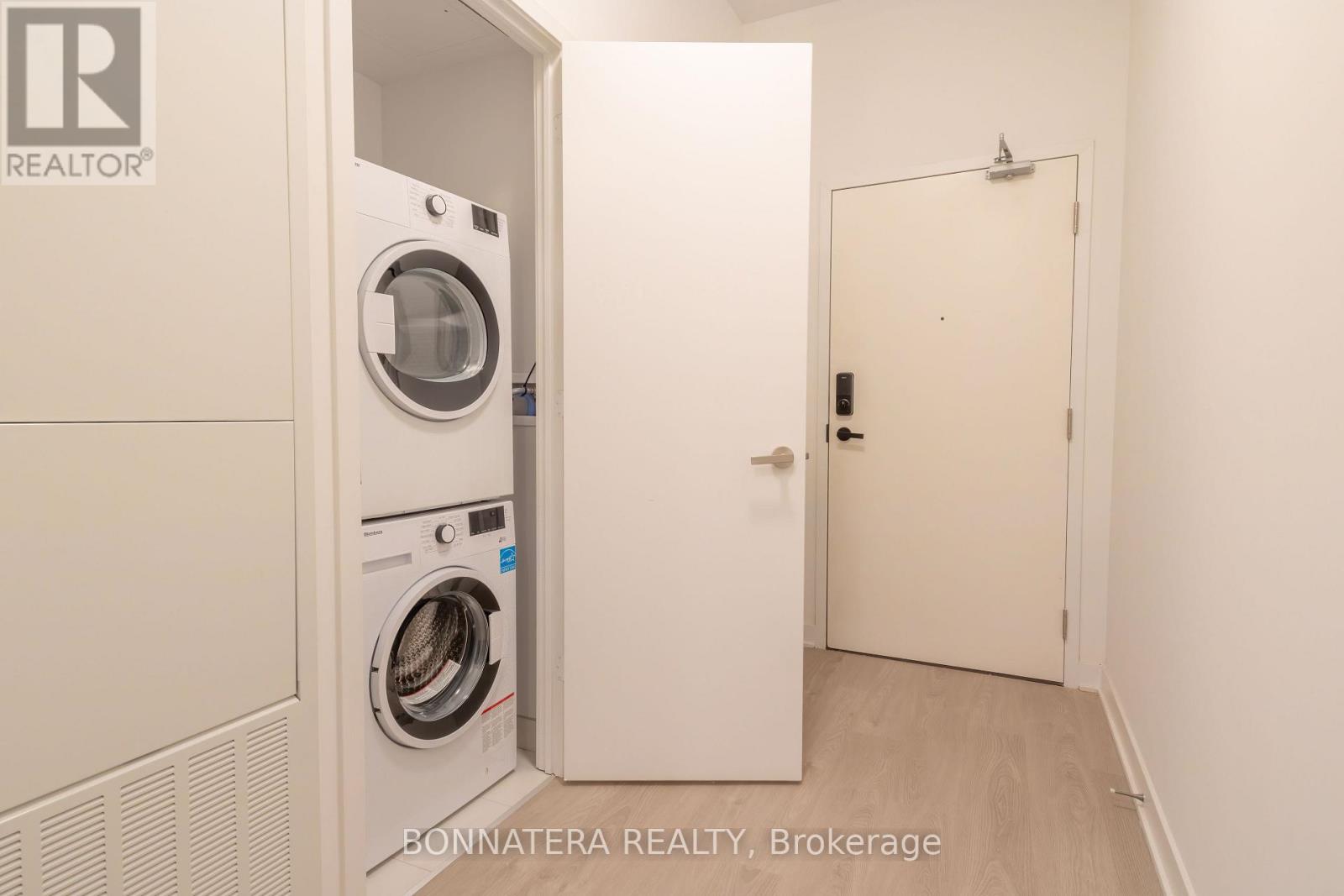 320 - 3900 Confederation Parkway, Mississauga, Ontario  L5B 0M3 - Photo 8 - W12564594