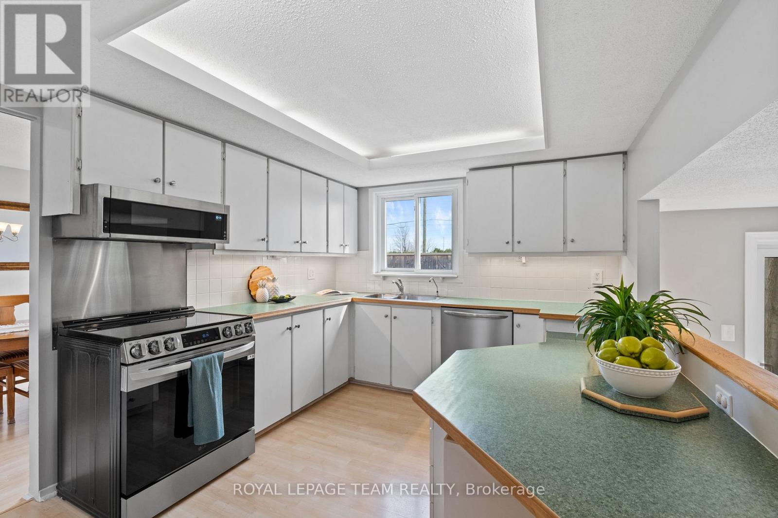 92 Burnetts Grove Circle, Ottawa, Ontario  K2J 1N7 - Photo 12 - X12564616