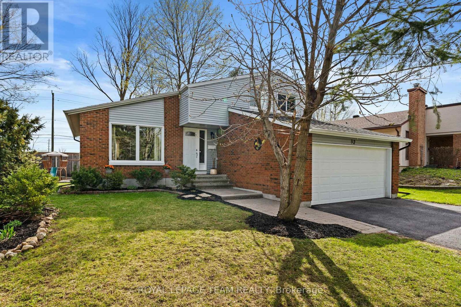 92 Burnetts Grove Circle, Ottawa, Ontario  K2J 1N7 - Photo 2 - X12564616