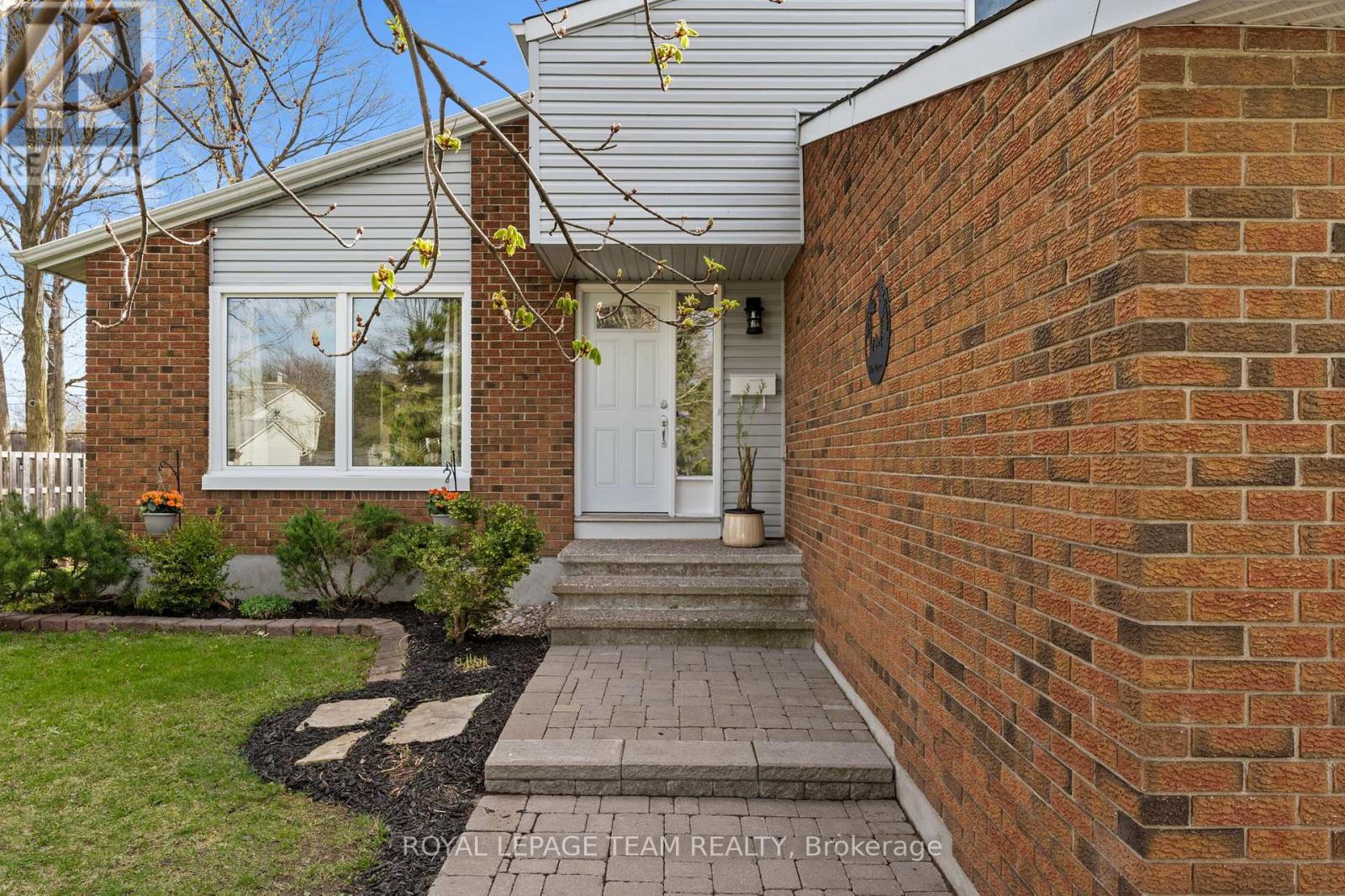 92 Burnetts Grove Circle, Ottawa, Ontario  K2J 1N7 - Photo 4 - X12564616