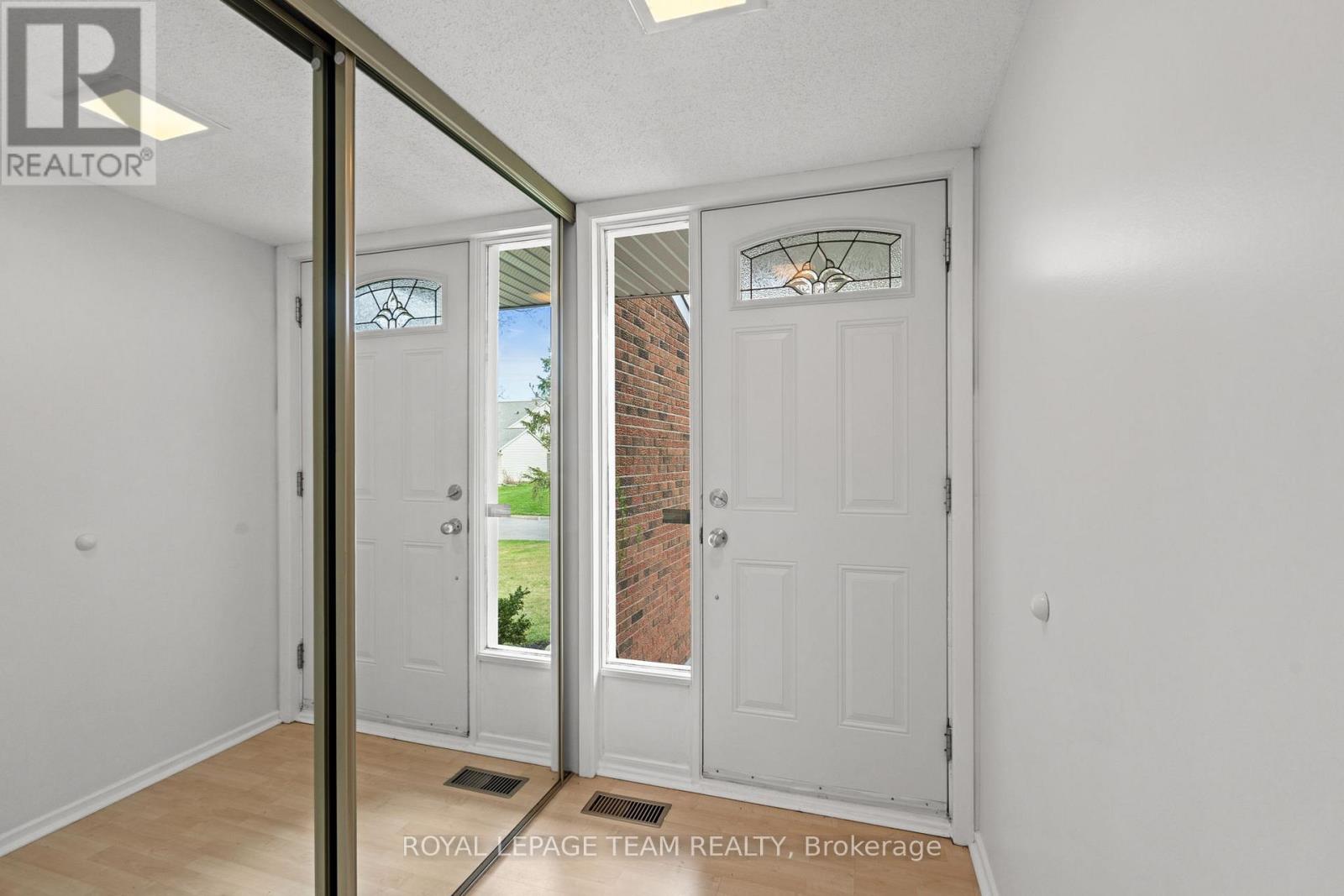 92 Burnetts Grove Circle, Ottawa, Ontario  K2J 1N7 - Photo 5 - X12564616