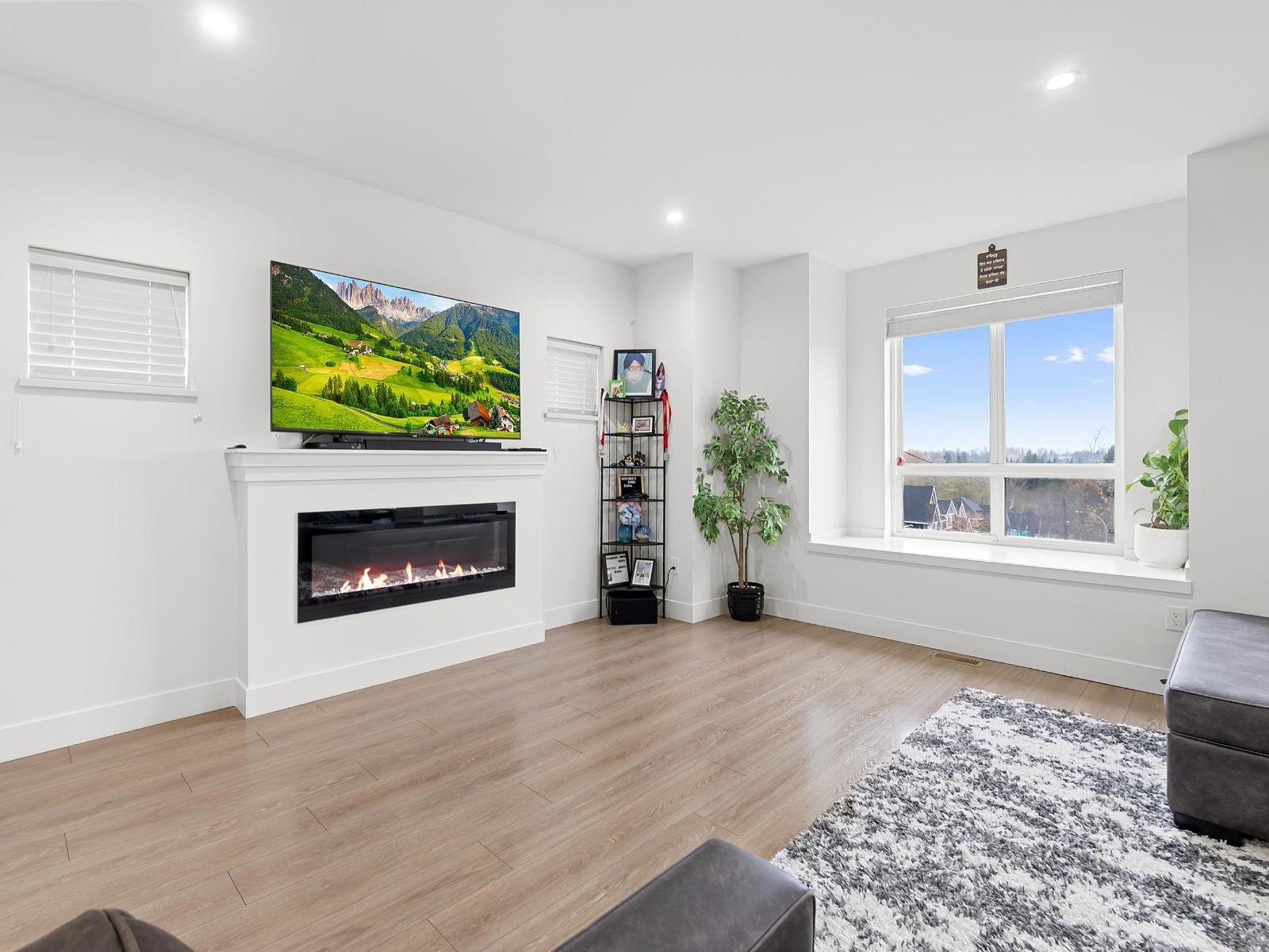 14002 60a Avenue, Surrey, British Columbia  V3X 0J9 - Photo 3 - R3068963