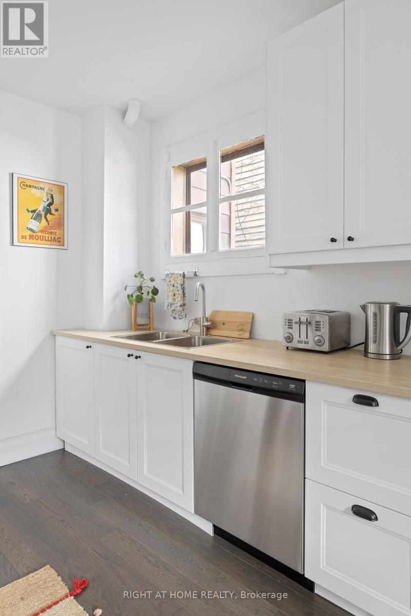 15 Kintyre Avenue, Toronto, Ontario  M4M 1M2 - Photo 9 - E12564632