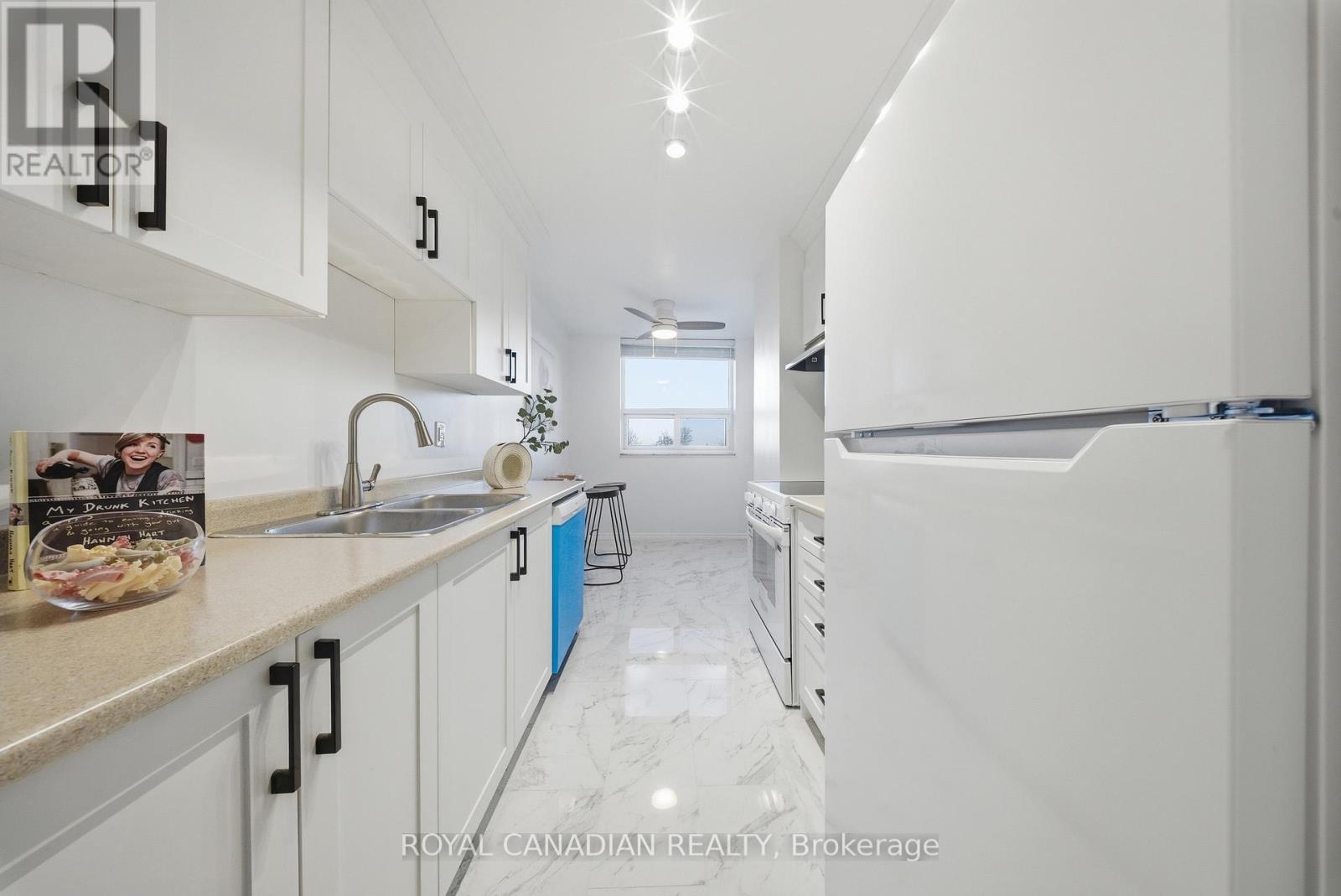 512 - 3 Lisa Street, Brampton, Ontario  L6T 4A2 - Photo 9 - W12563698