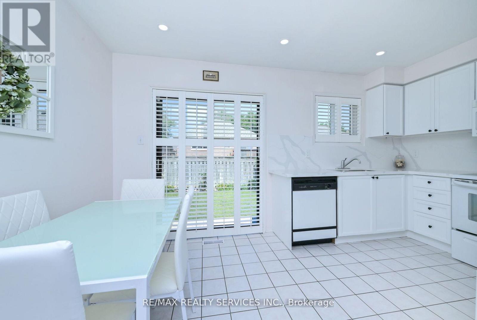 59 Springview Drive, Brampton, Ontario  L6X 4L8 - Photo 6 - W12564652