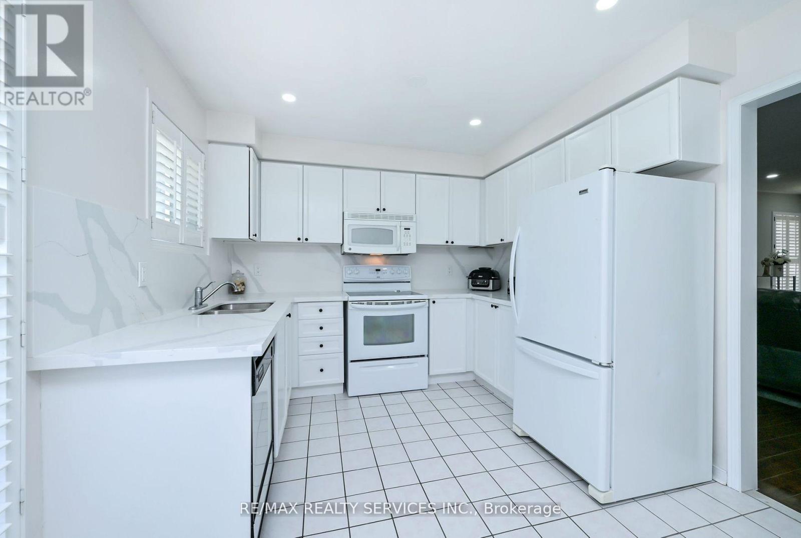 59 Springview Drive, Brampton, Ontario  L6X 4L8 - Photo 7 - W12564652