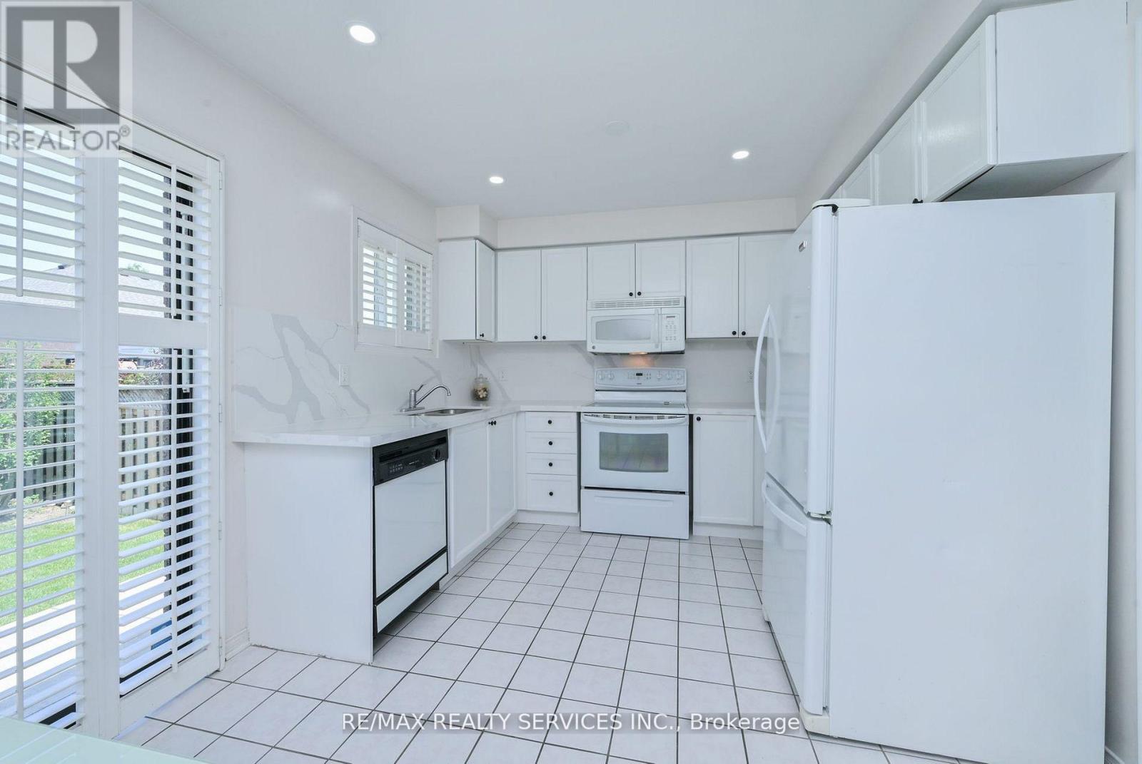 59 Springview Drive, Brampton, Ontario  L6X 4L8 - Photo 9 - W12564652