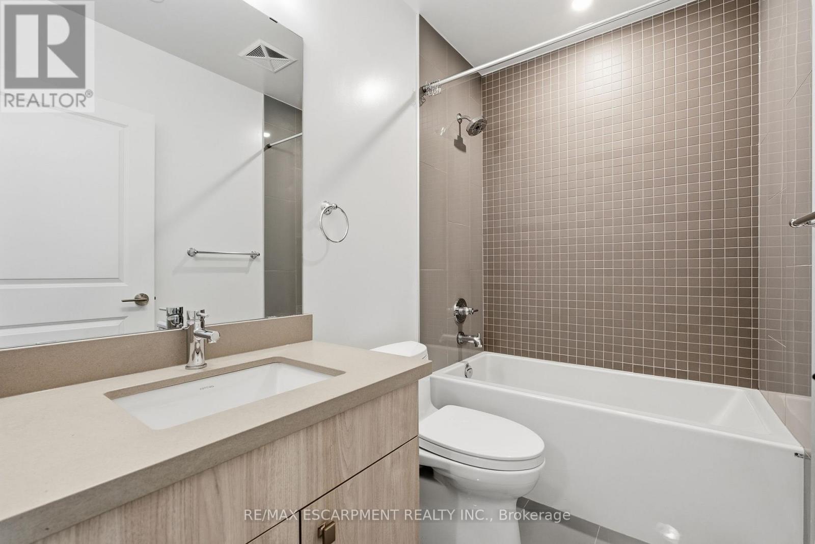 404 - 2007 James Street, Burlington, Ontario  L7R 0G7 - Photo 10 - W12564692