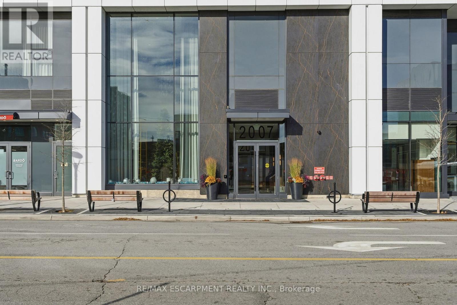 404 - 2007 James Street, Burlington, Ontario  L7R 0G7 - Photo 2 - W12564692