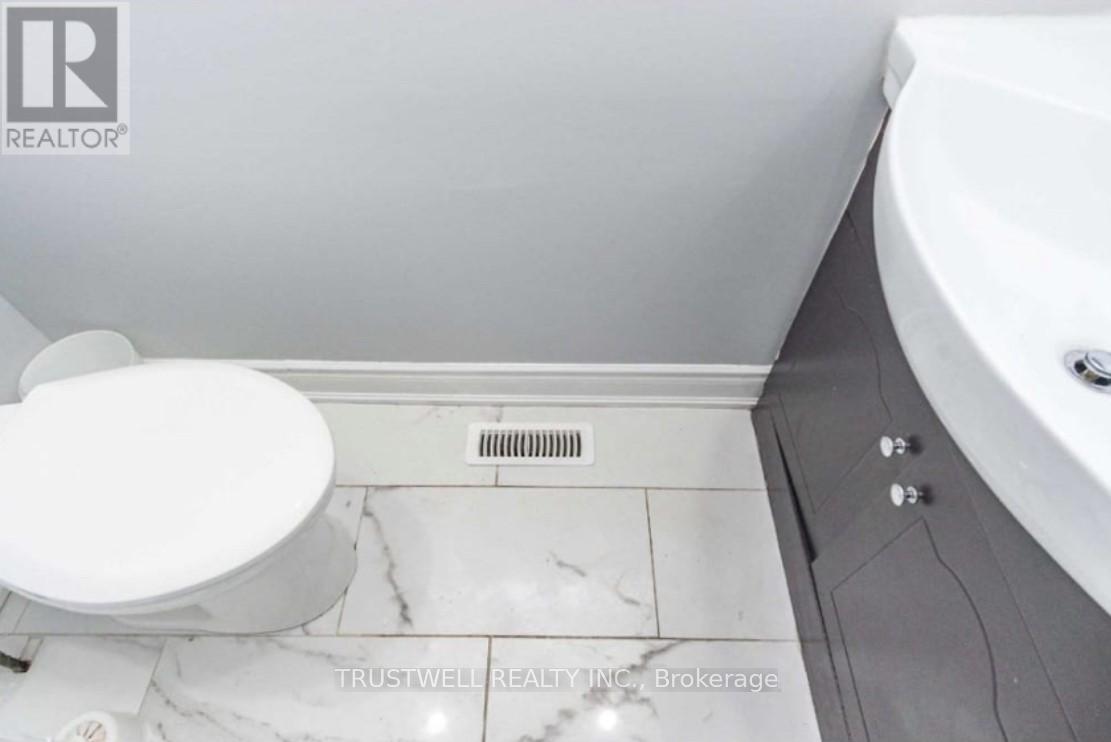 7761 Anaka Drive, Mississauga, Ontario  L4T 3H8 - Photo 10 - W12564714