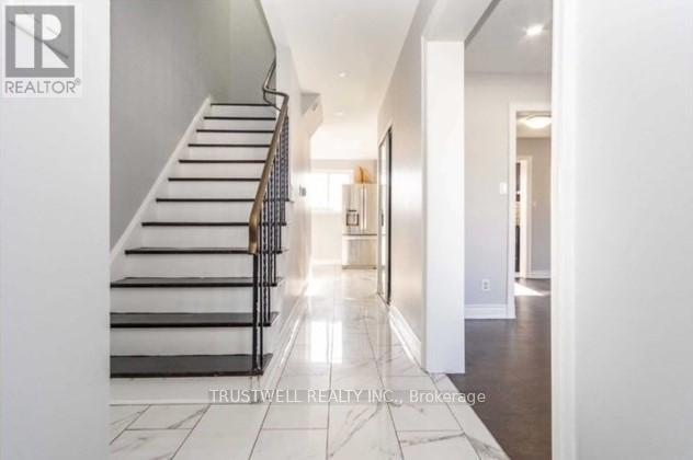 7761 Anaka Drive, Mississauga, Ontario  L4T 3H8 - Photo 4 - W12564714