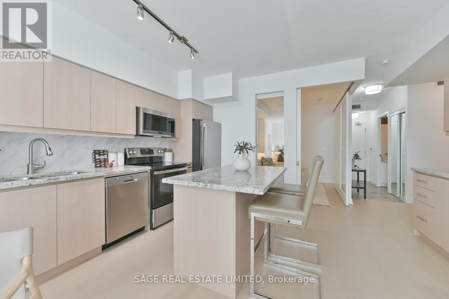 702 - 215 FORT YORK BOULEVARD, Toronto, Ontario