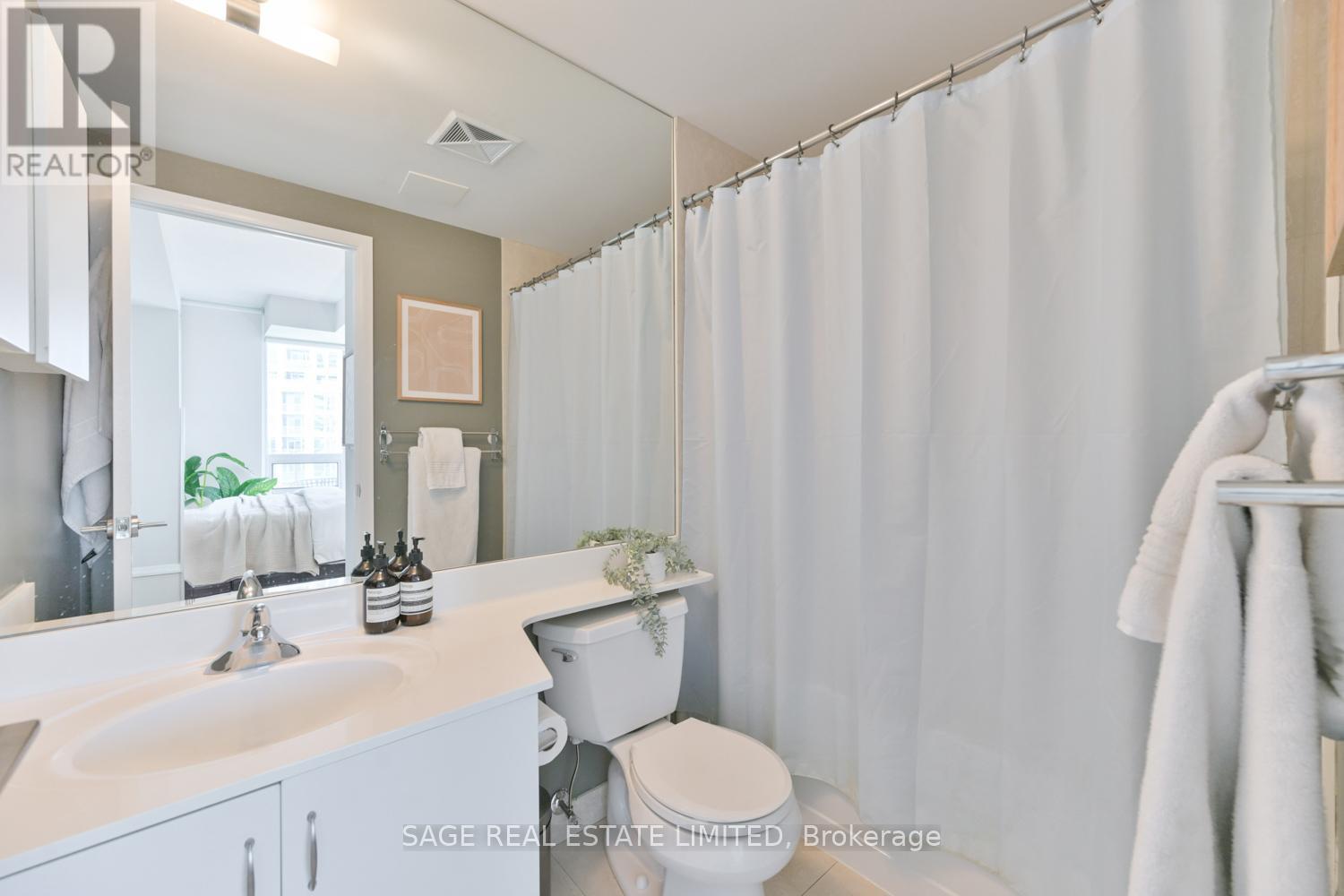 702 - 215 Fort York Boulevard, Toronto, Ontario M5V 4A2 - Photo 21 - C12375320