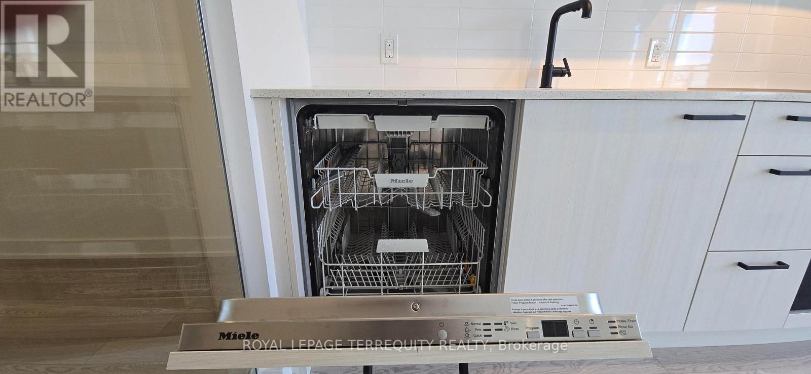 1015 - 1 Quarrington Lane, Toronto, Ontario  M3C 1H7 - Photo 20 - C12562144