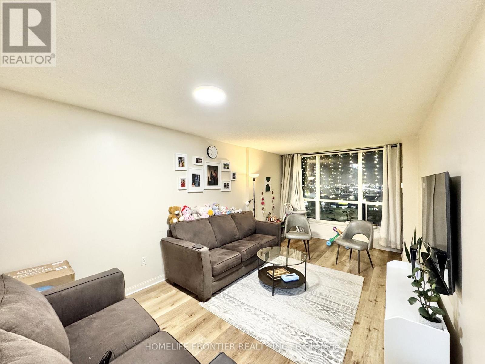 909 - 12 Laurelcrest Street, Brampton, Ontario  L6S 5Y4 - Photo 2 - W12547620