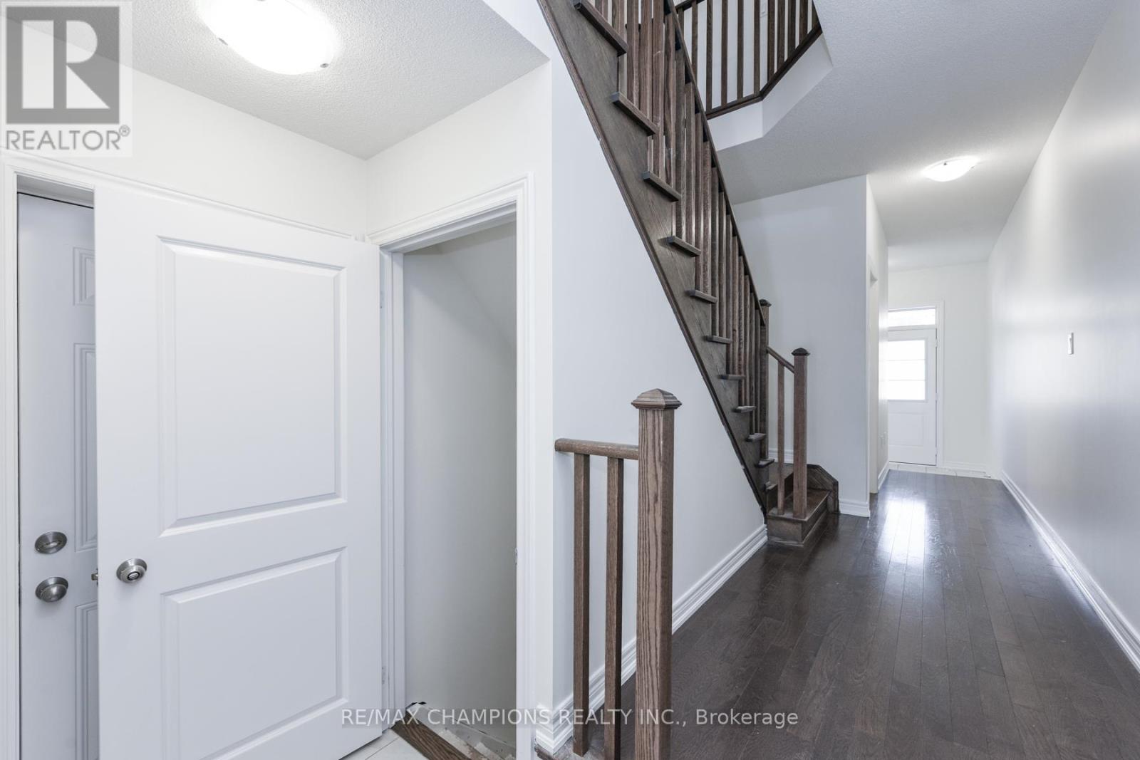 121 Adventura Road, Brampton, Ontario  L7A 0B7 - Photo 5 - W12555378