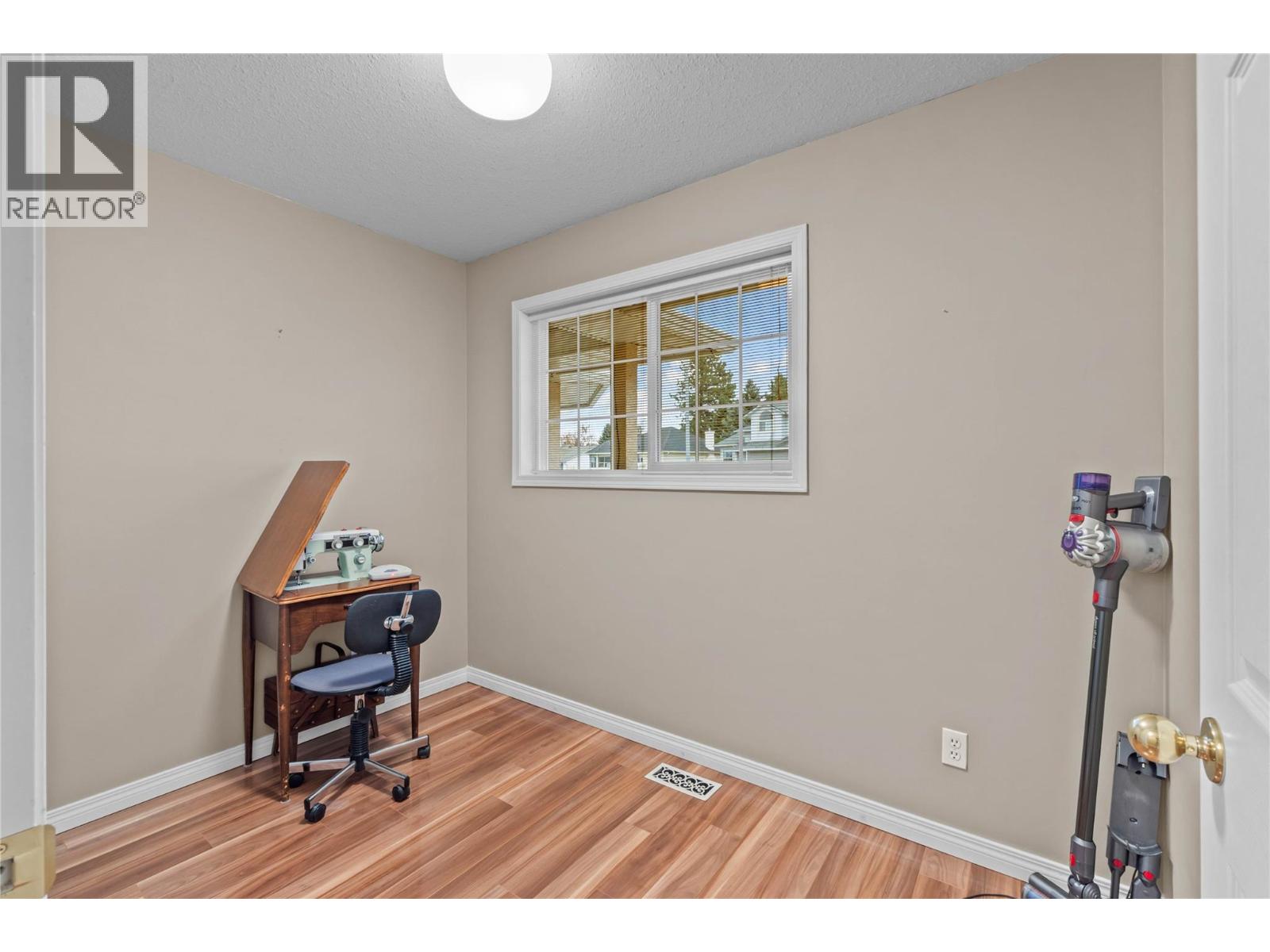 1976 Gloaming Drive, Kamloops, British Columbia  V1S 1P8 - Photo 16 - 10369737