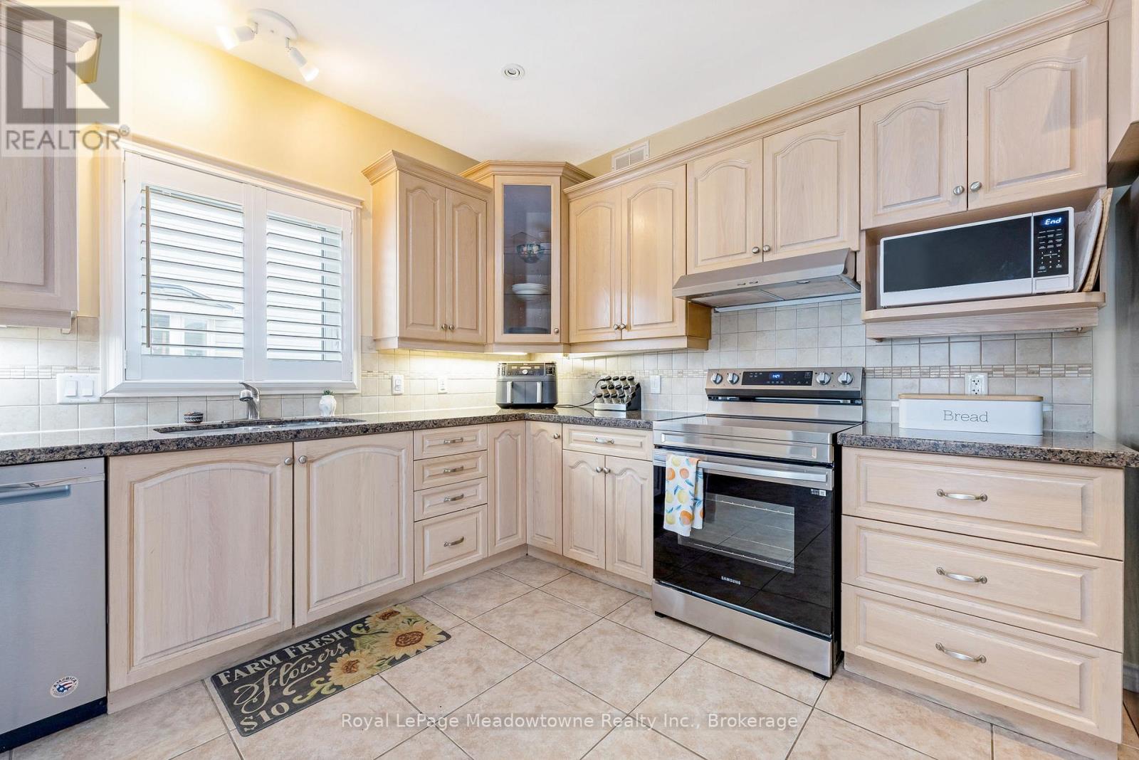 120 Gracehill Crescent, Hamilton, Ontario  L8B 1A5 - Photo 8 - X12564824