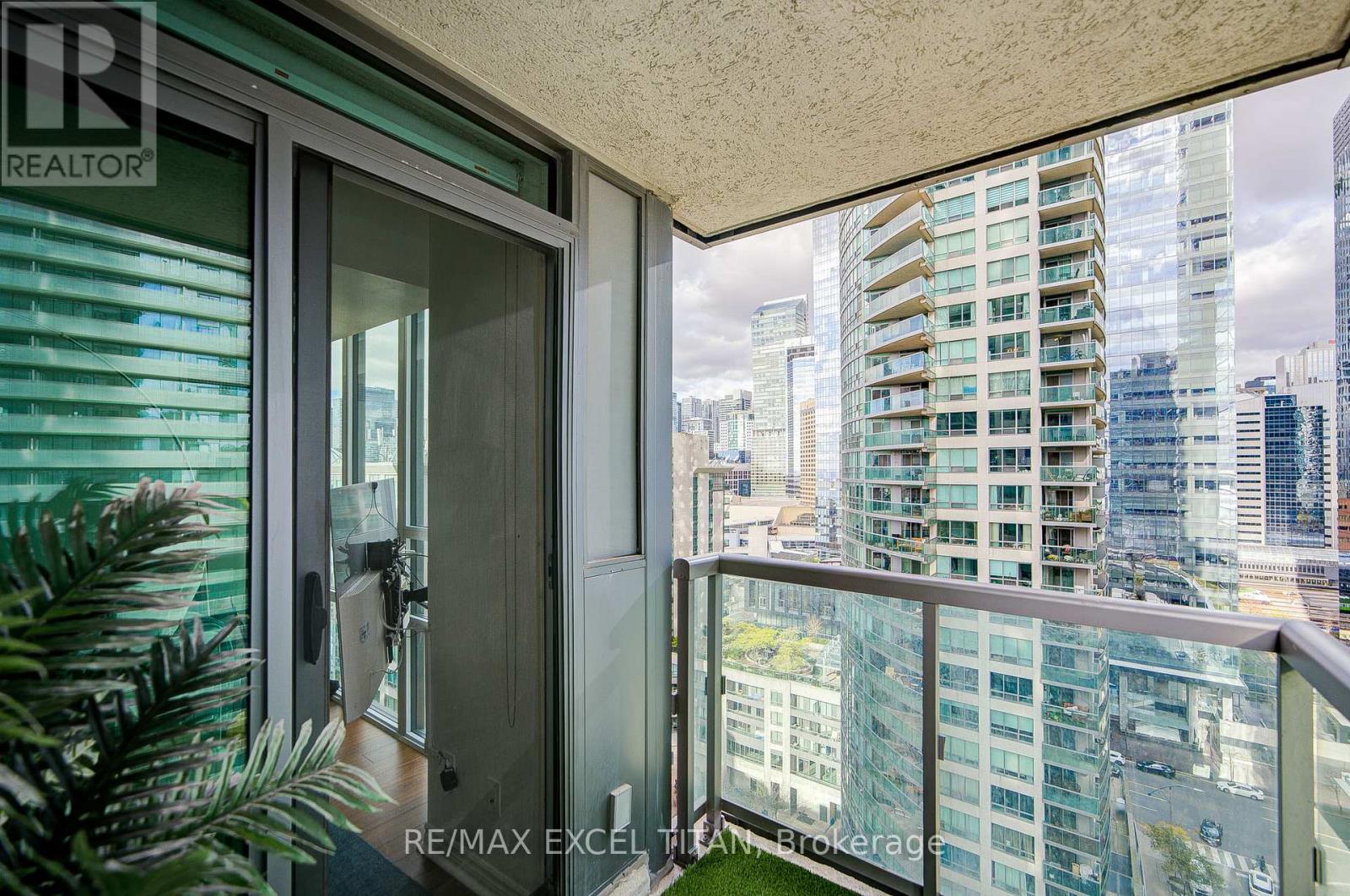 2006 - 19 Grand Trunk Crescent, Toronto, Ontario  M5J 3A3 - Photo 31 - C12562918